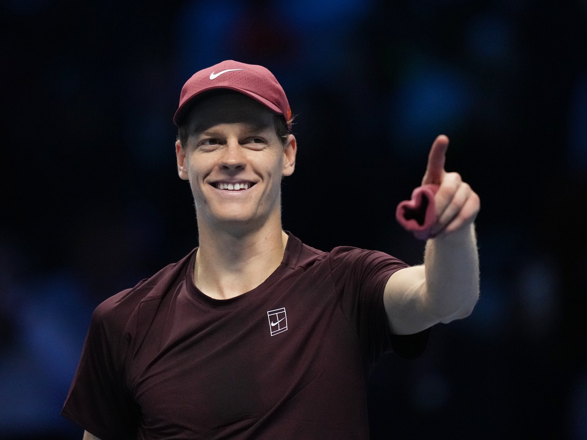 Jannik Sinner Outshines Felix Auger-Aliassime at ATP Finals in Turin – Mirror Brief